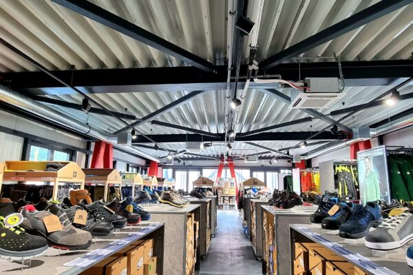 moderni-showroom-z-ocele