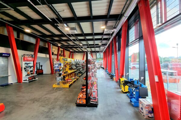 montovana-ocelova-budova-pro-showroom