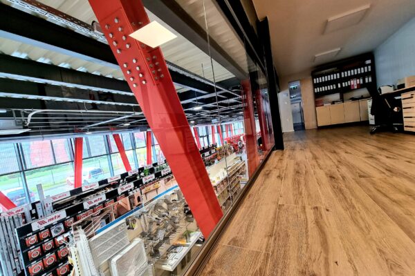 multifunkcni-ocelova-montovana-hala-pro-obchod-prodejnu-showroom